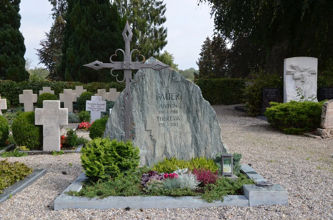 Doppelgrabstein Bauer