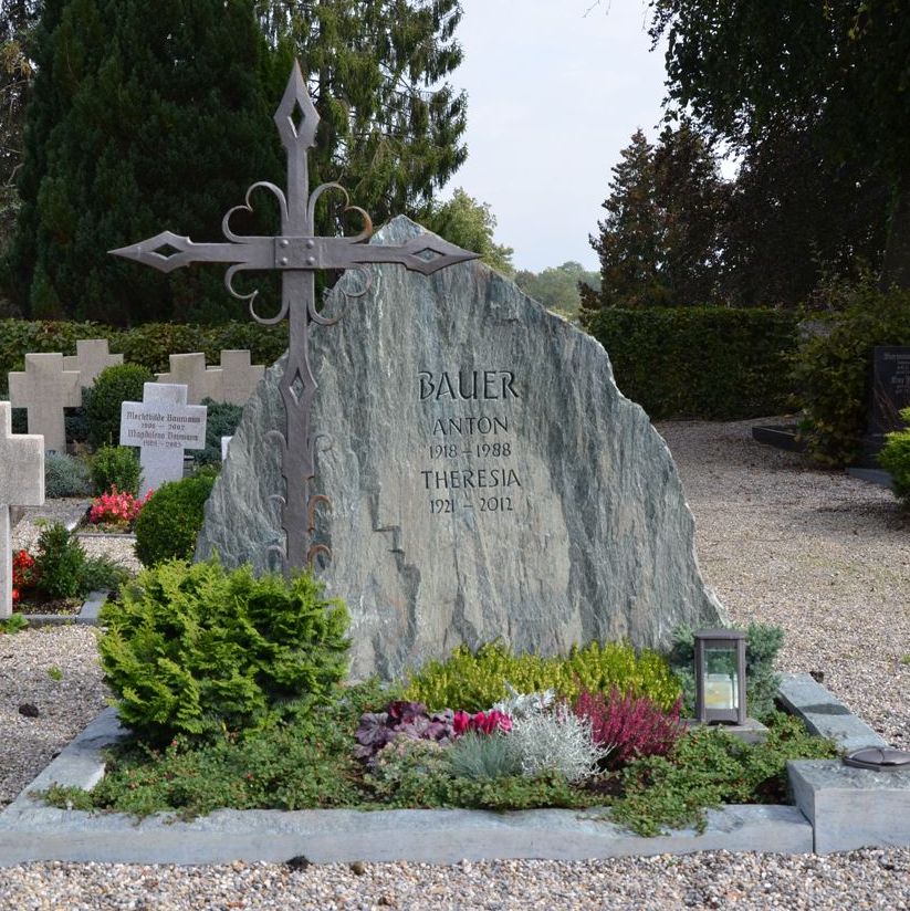 Doppelgrabstein Bauer